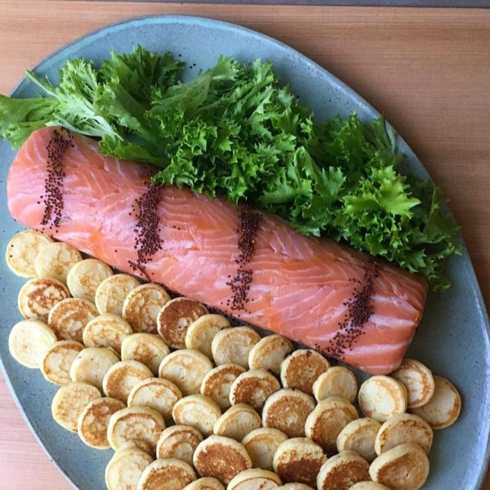 TERRINE DE SALMÃO COM BLINIS E CREME AZEDO