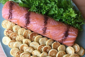 TERRINE DE SALMÃO COM BLINIS E CREME AZEDO